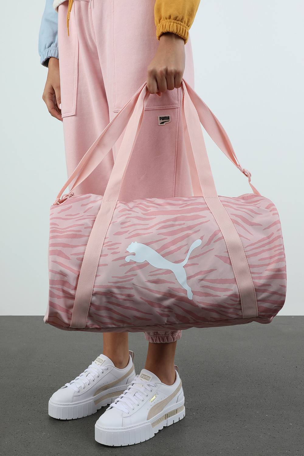 תמונת כל הלוק של תיק אימון ורוד